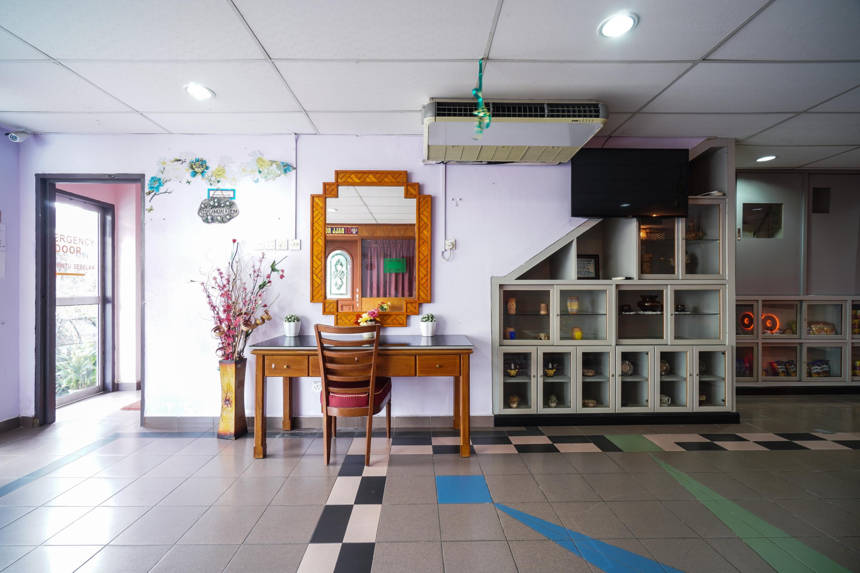Oyo-44101Dj皇宫酒店 卢穆特 外观 照片